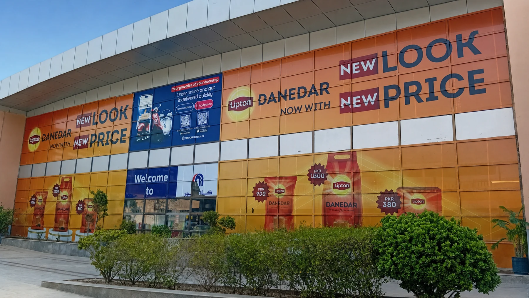 Lipton Danedar relaunch graphics across the Carrefour Fortress exterior