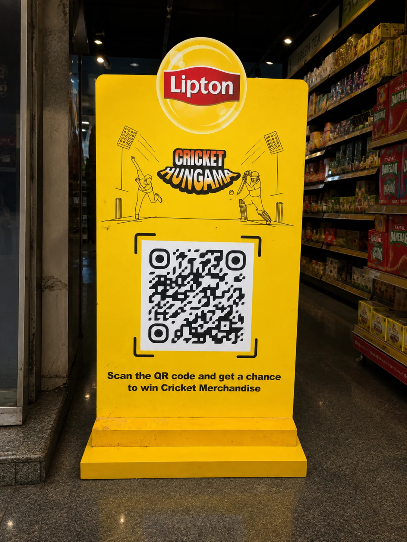 Lipton PSL scan-to-win standee installed in an Imtiaz aisle