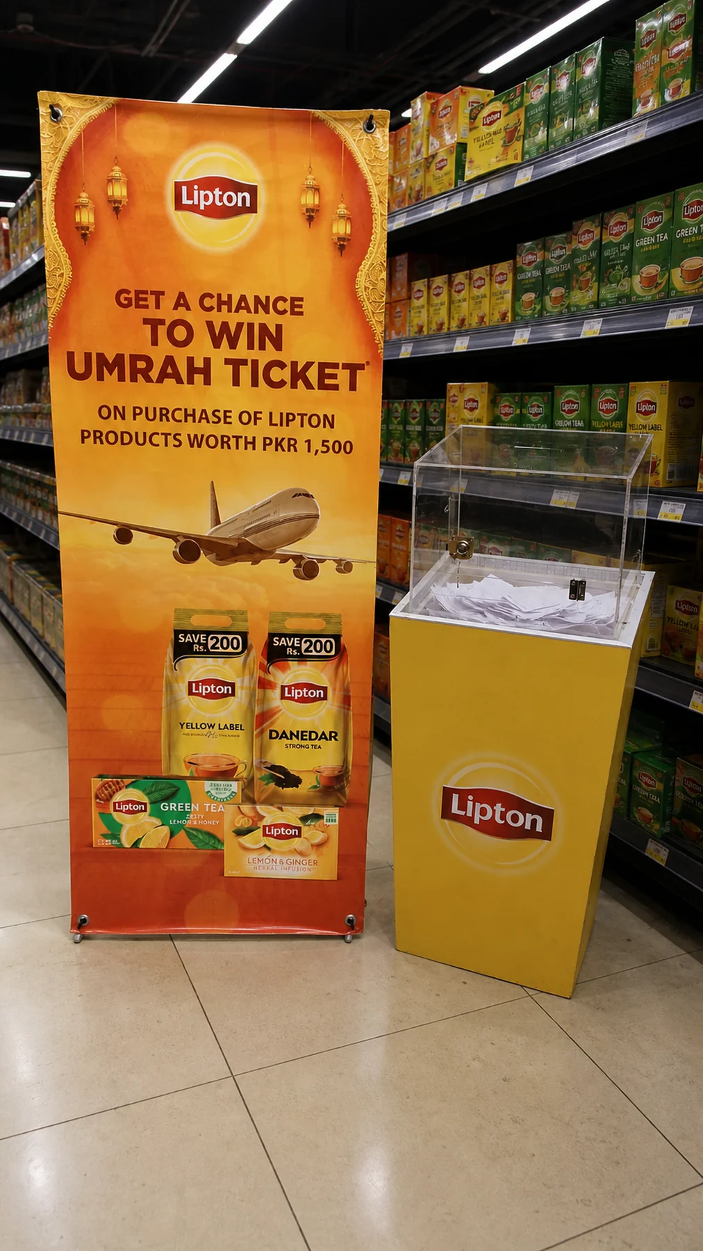 Lipton Umrah standee beside its drop box in the tea aisle at Imtiaz Quetta