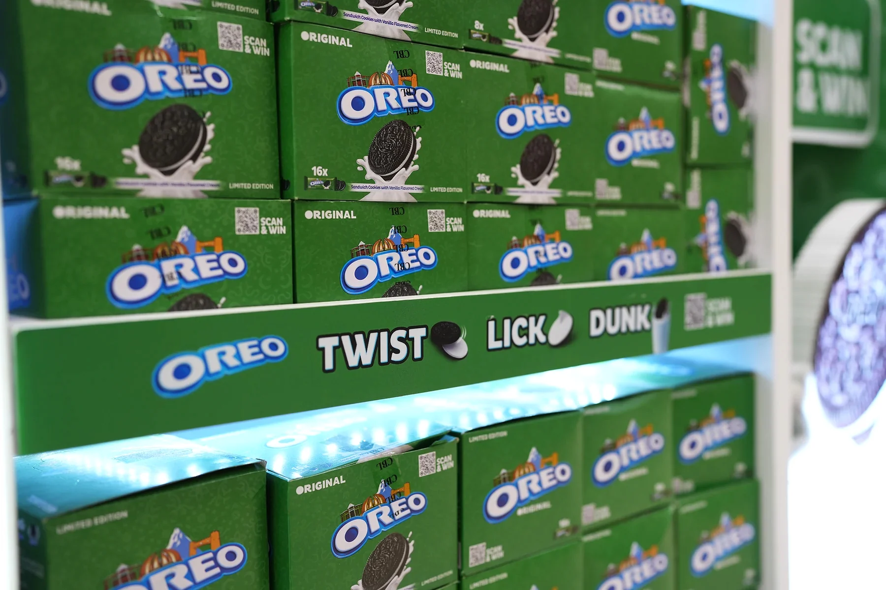 Close view of the Twist Lick Dunk shelf strip on the Oreo unit