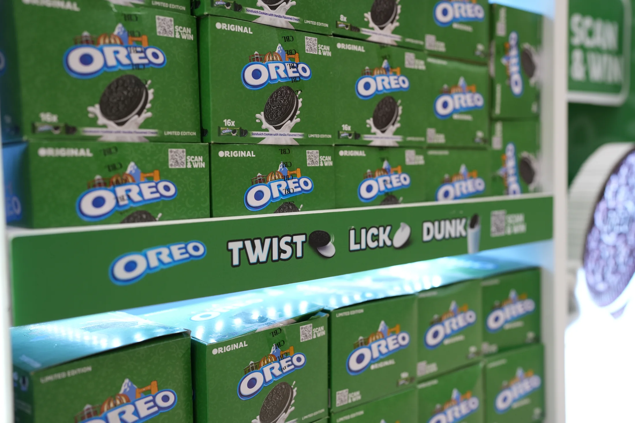 Close view of stocked Oreo boxes behind the Twist Lick Dunk shelf strip