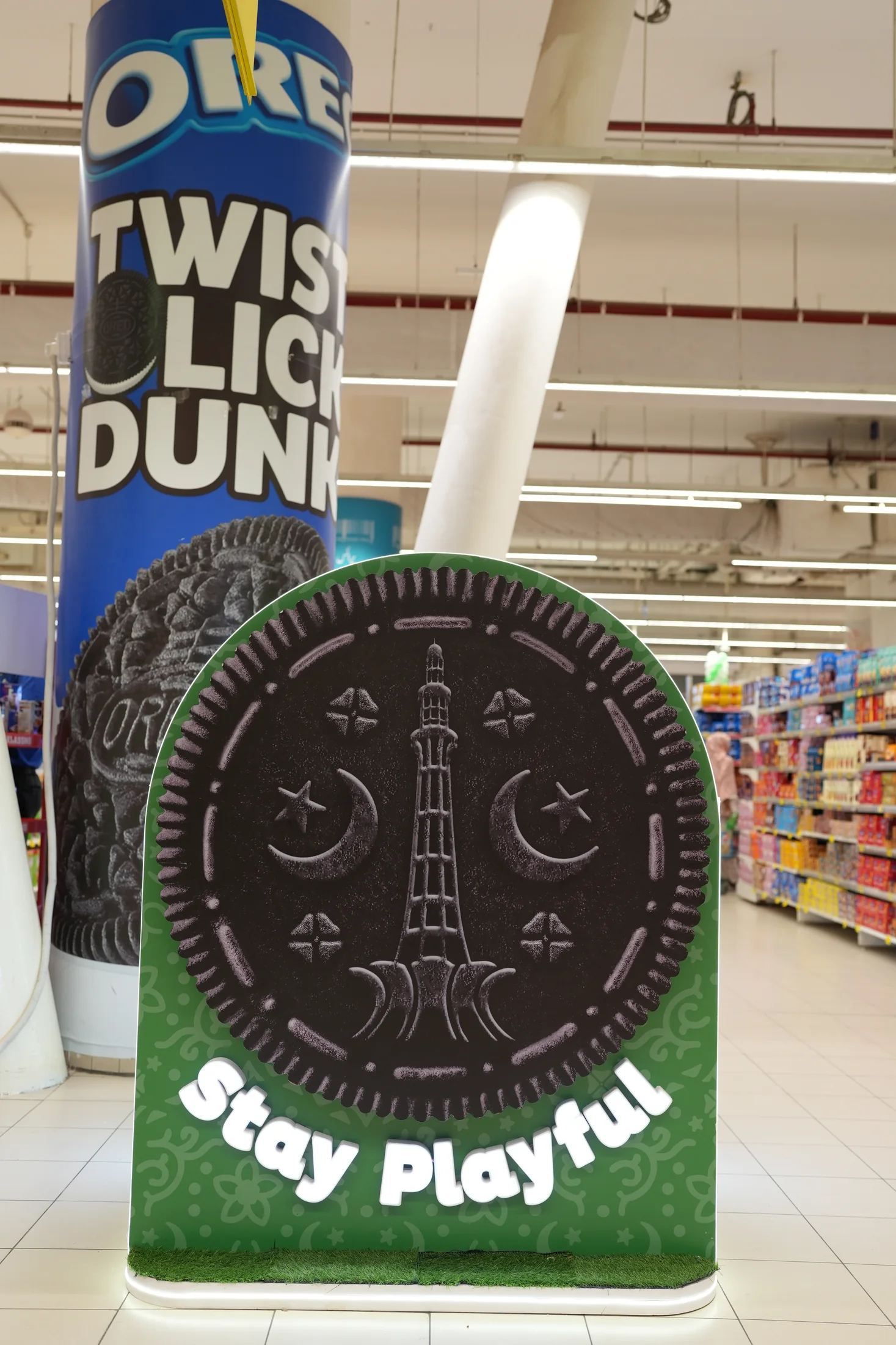 Full portrait view of a landmark-cookie side panel on the Oreo island
